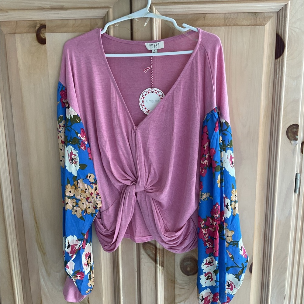 Umgee Rose Pink Twist-Front Top with Royal Blue Floral Sleeves Sz M NWT $35